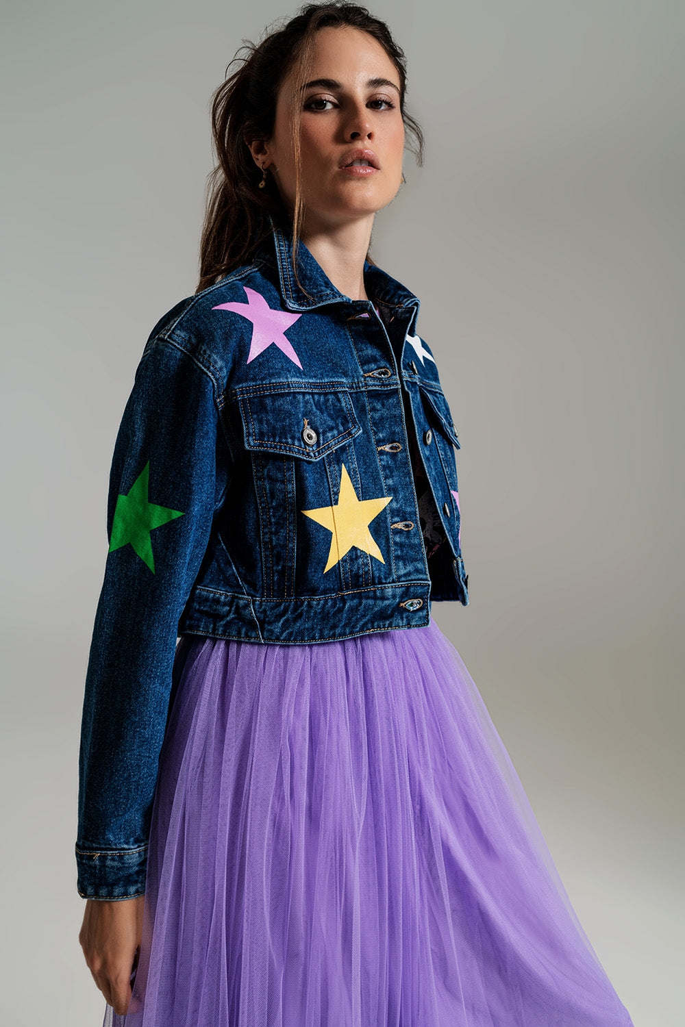chaqueta vaquera con estrellas multicolores