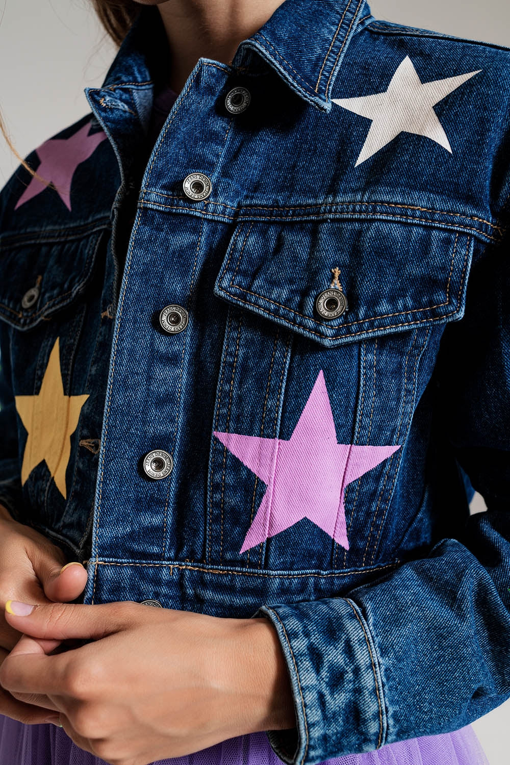 chaqueta vaquera con estrellas multicolores