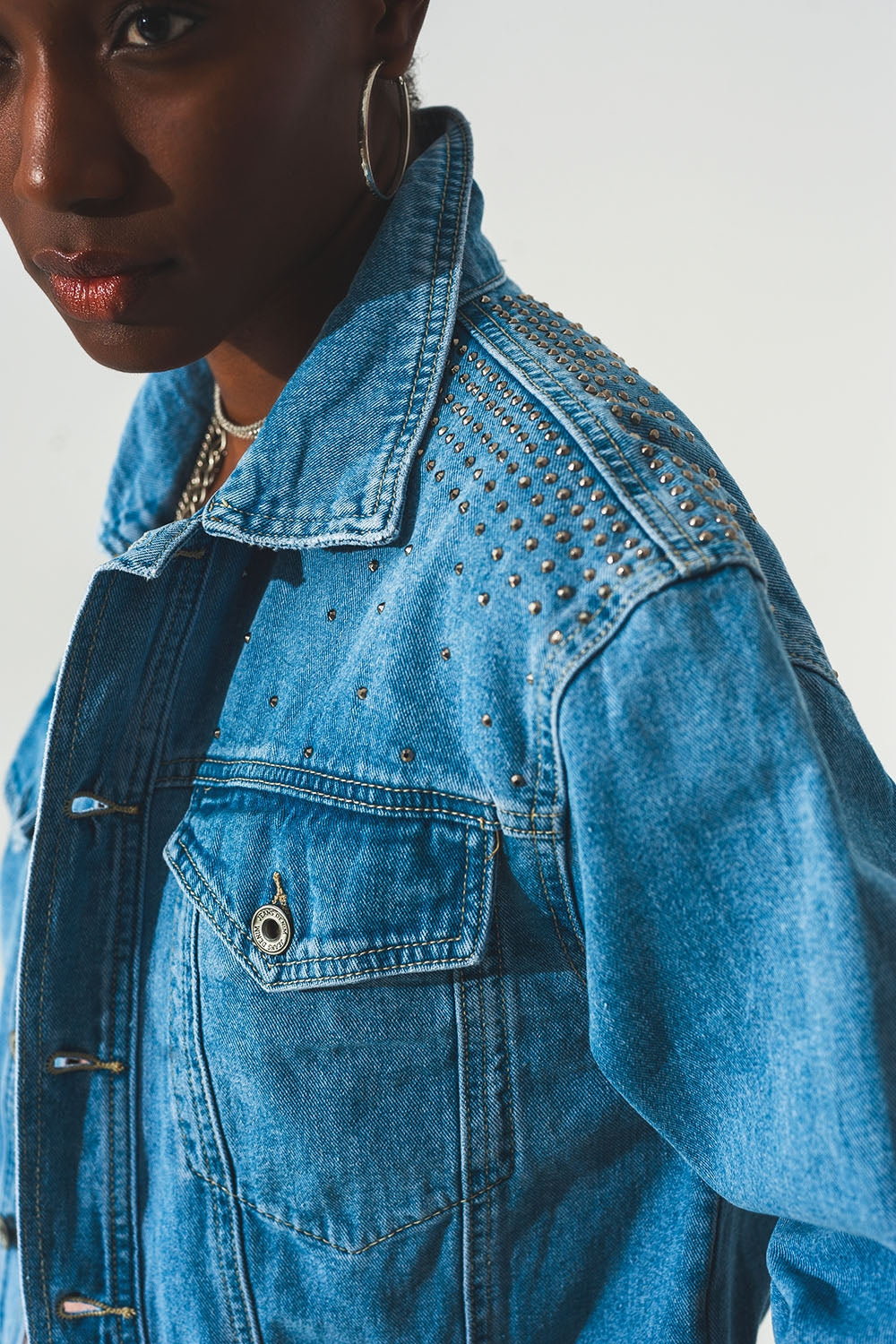 Chaqueta vaquera con tachuelas en azul