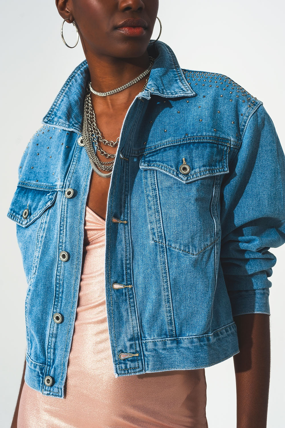 Chaqueta vaquera con tachuelas en azul