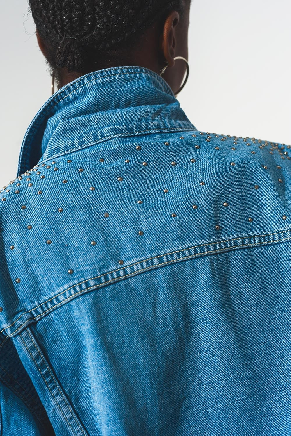 Chaqueta vaquera con tachuelas en azul
