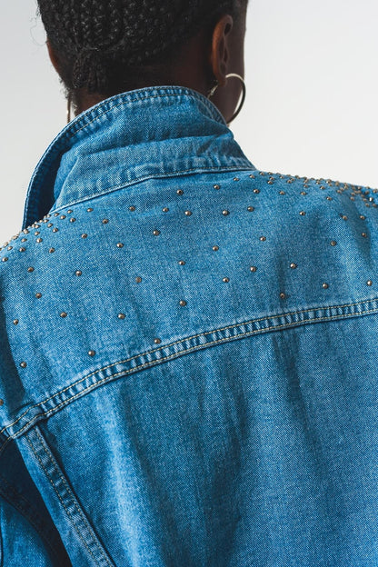 Chaqueta vaquera con tachuelas en azul