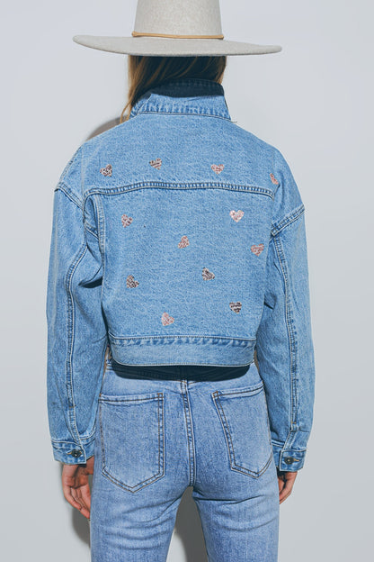 Chaqueta vaquera corta con corazones laminados en lavado medio