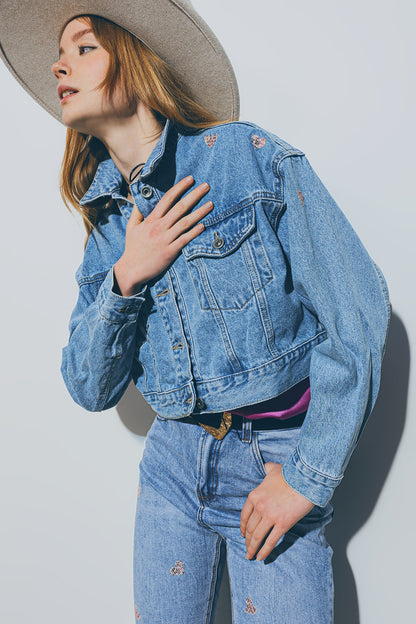 Chaqueta vaquera corta con corazones laminados en lavado medio