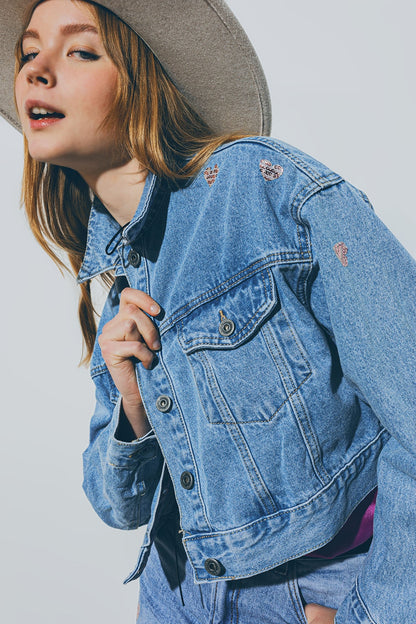 Chaqueta vaquera corta con corazones laminados en lavado medio