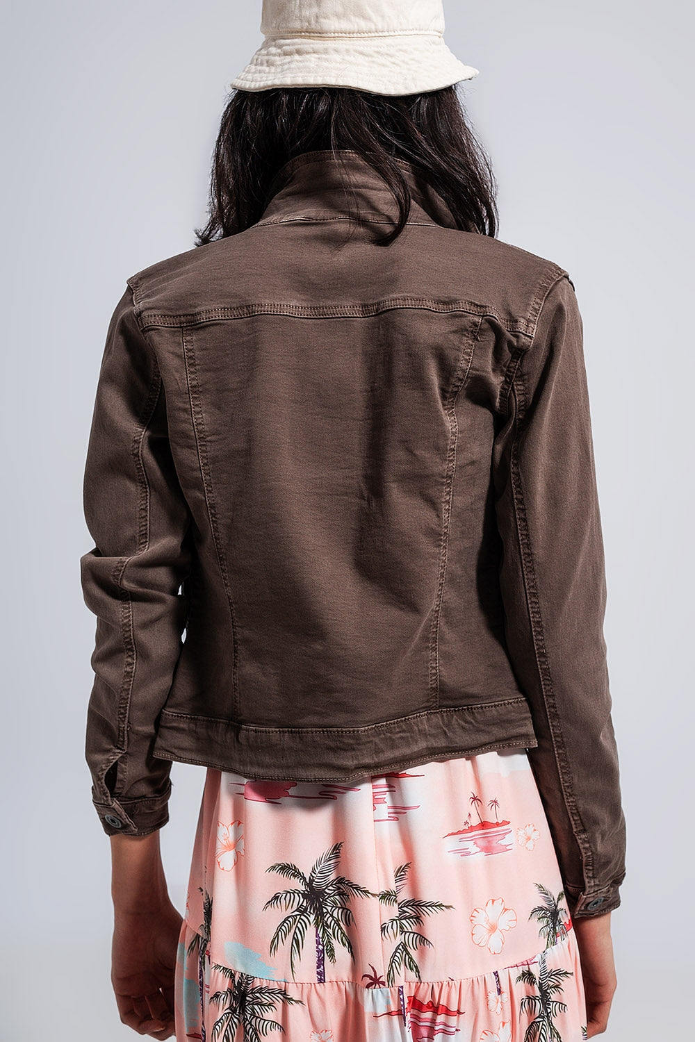 Chaqueta vaquera de corte slim en color chocolate