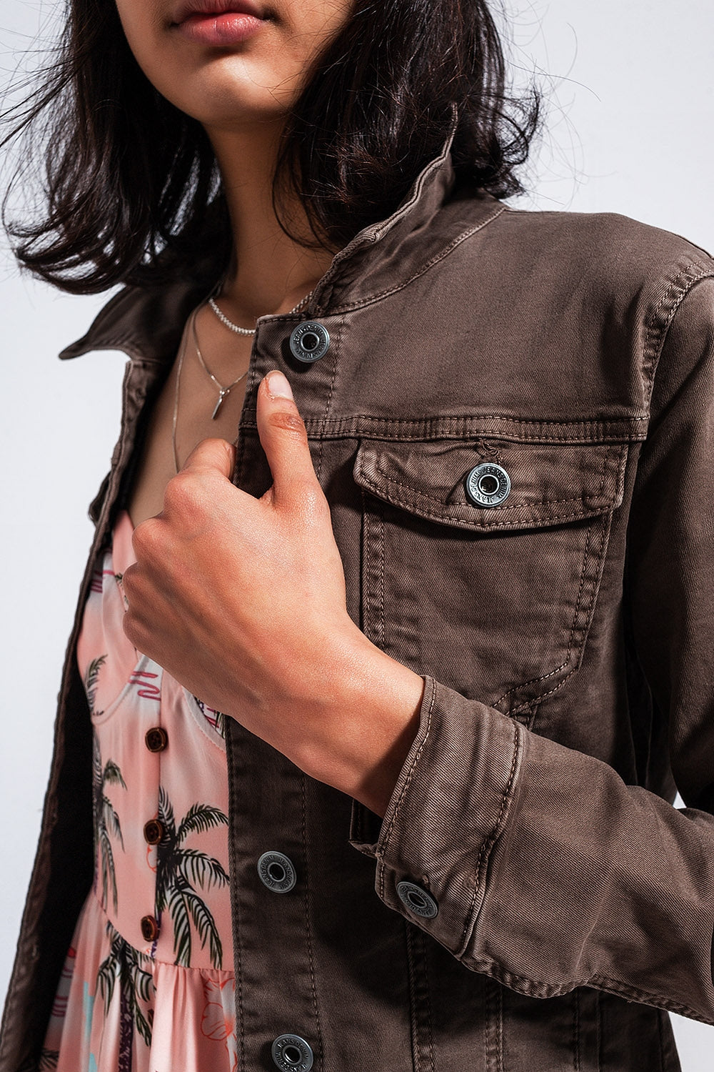 Chaqueta vaquera de corte slim en color chocolate