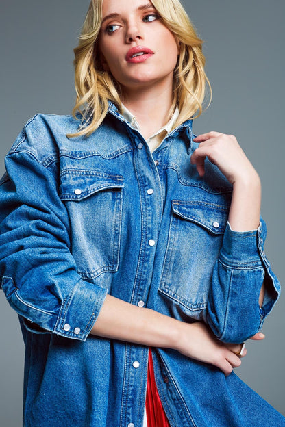 Chaqueta vaquera oversize estilo cargo en lavado medio.