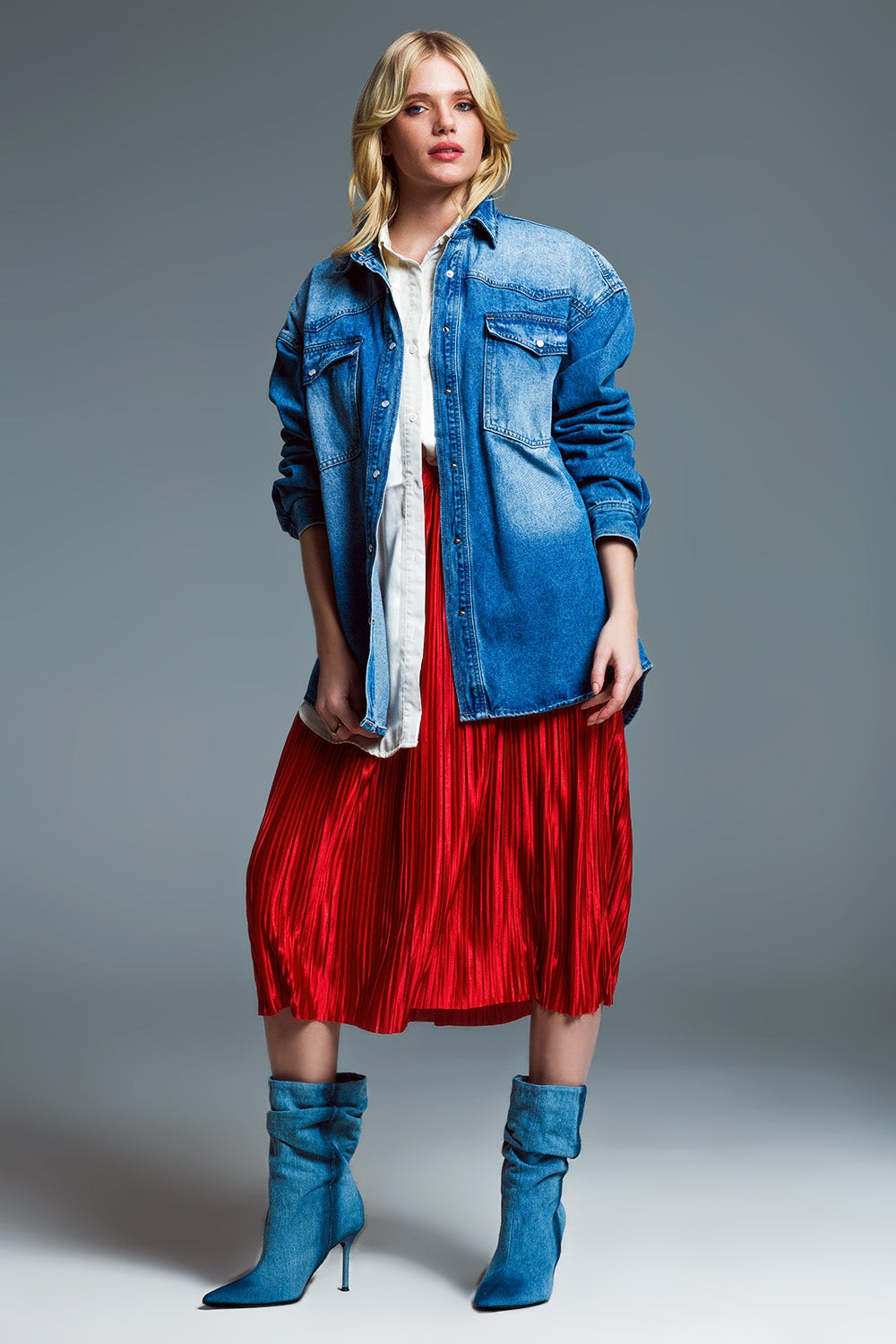 Chaqueta vaquera oversize estilo cargo en lavado medio.