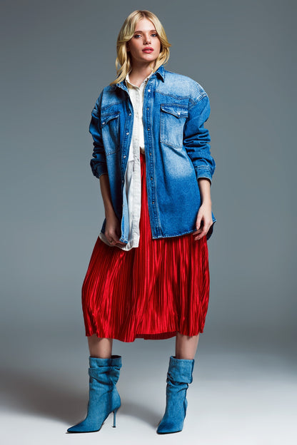 Chaqueta vaquera oversize estilo cargo en lavado medio.