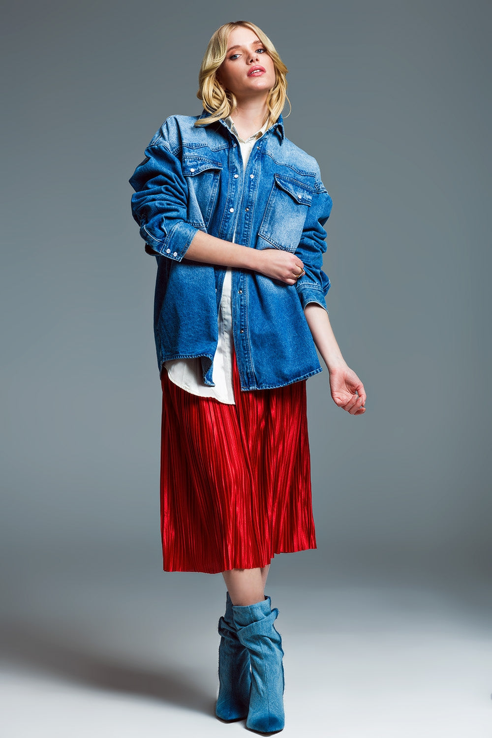 Chaqueta vaquera oversize estilo cargo en lavado medio.