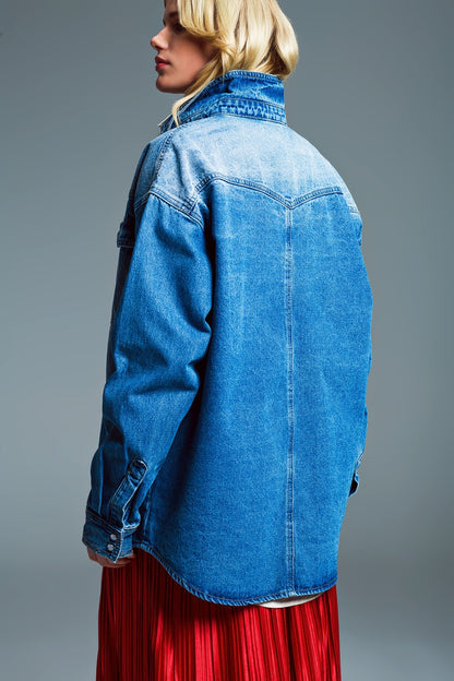 Chaqueta vaquera oversize estilo cargo en lavado medio.