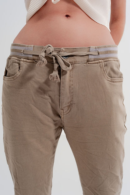 Chinos ajustados con cintura elástica en color beige