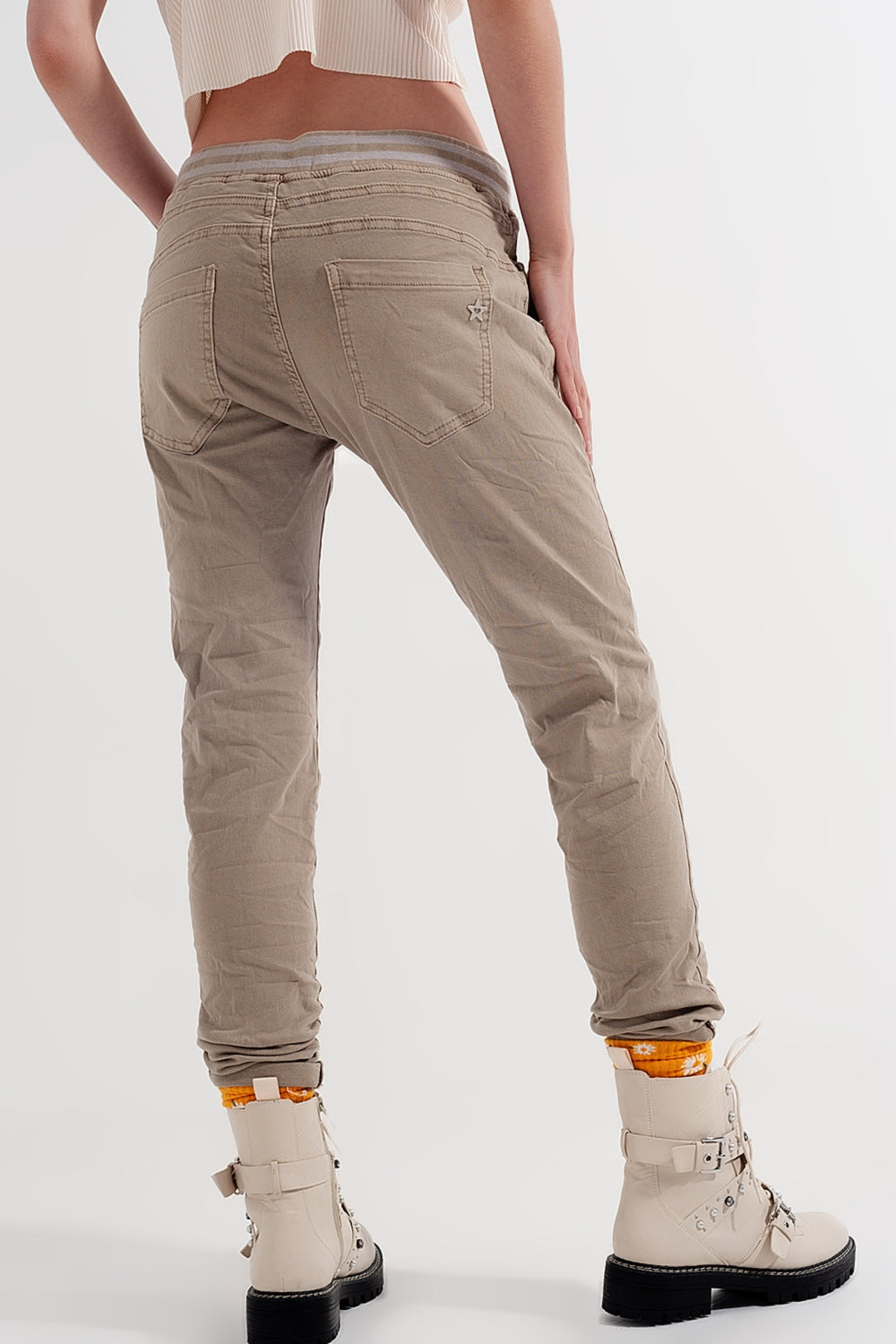 Chinos ajustados con cintura elástica en color beige