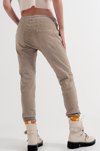 Chinos ajustados con cintura elástica en color beige