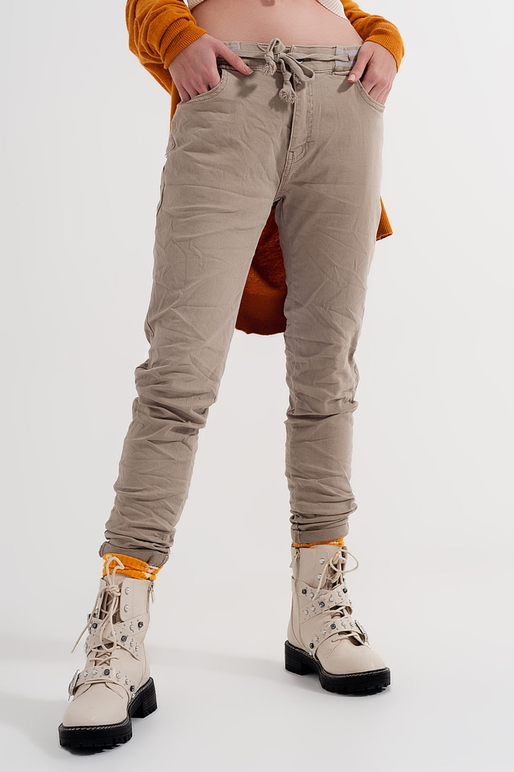 Chinos ajustados con cintura elástica en color beige