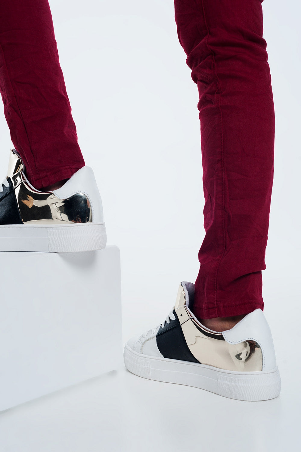 Chunky sneakers en negro y dorado