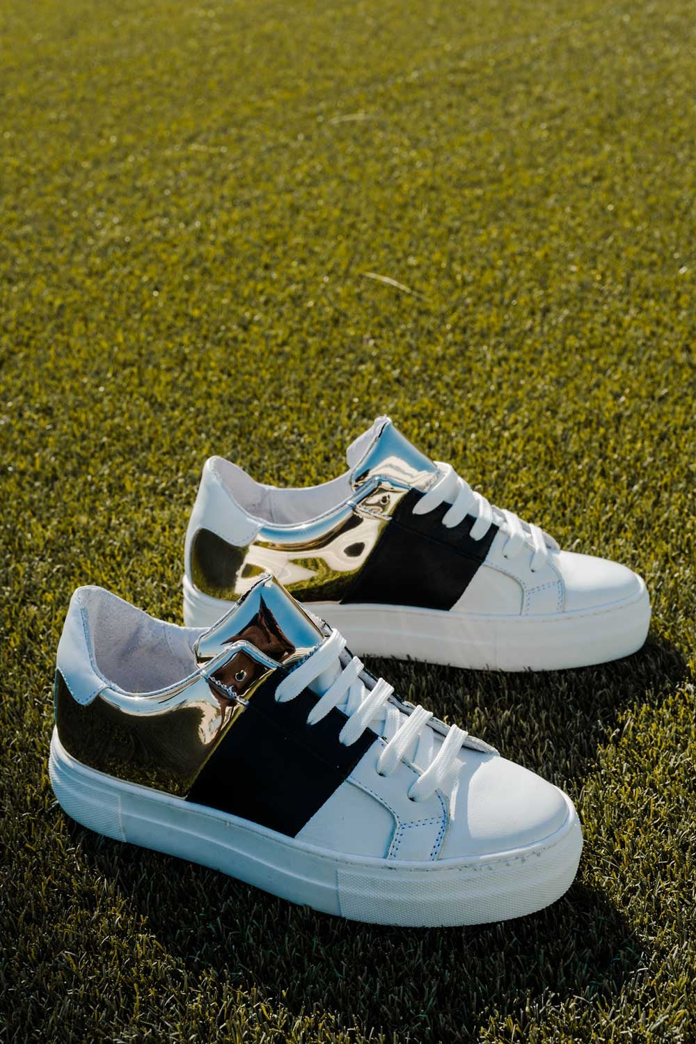 Chunky sneakers en negro y dorado