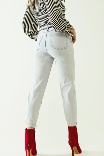 Cinco bolsillos mom jeans efecto lavado con dobladillo doblado