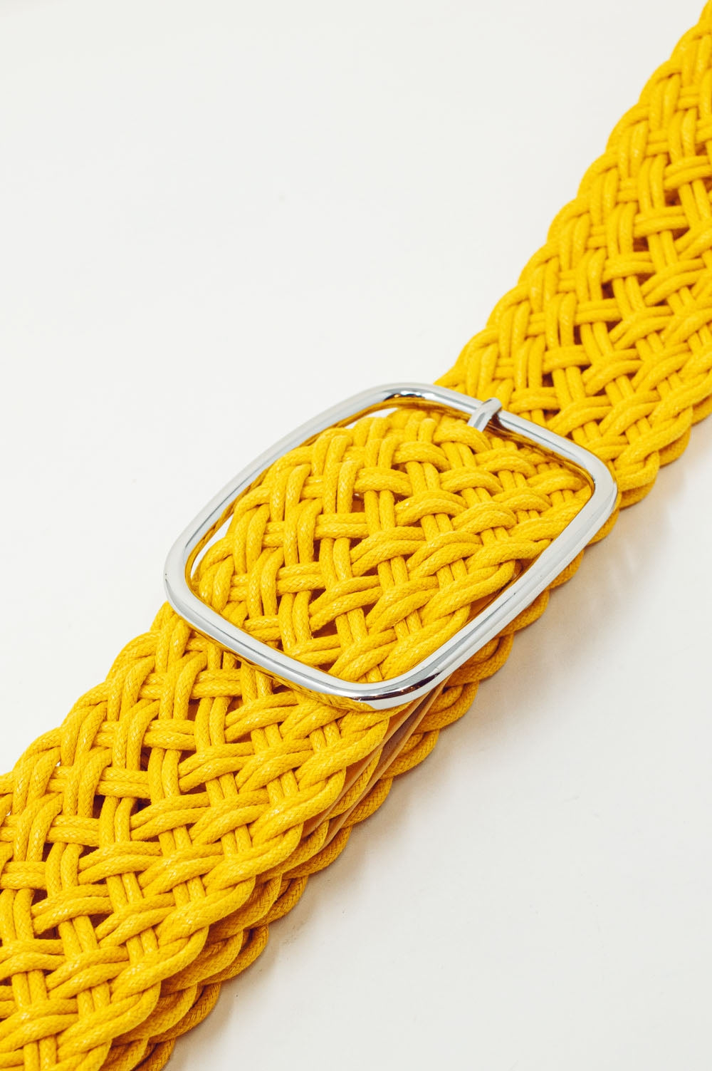 Cinturón amarillo para cintura y cadera con diseño trenzado de estilo años 70