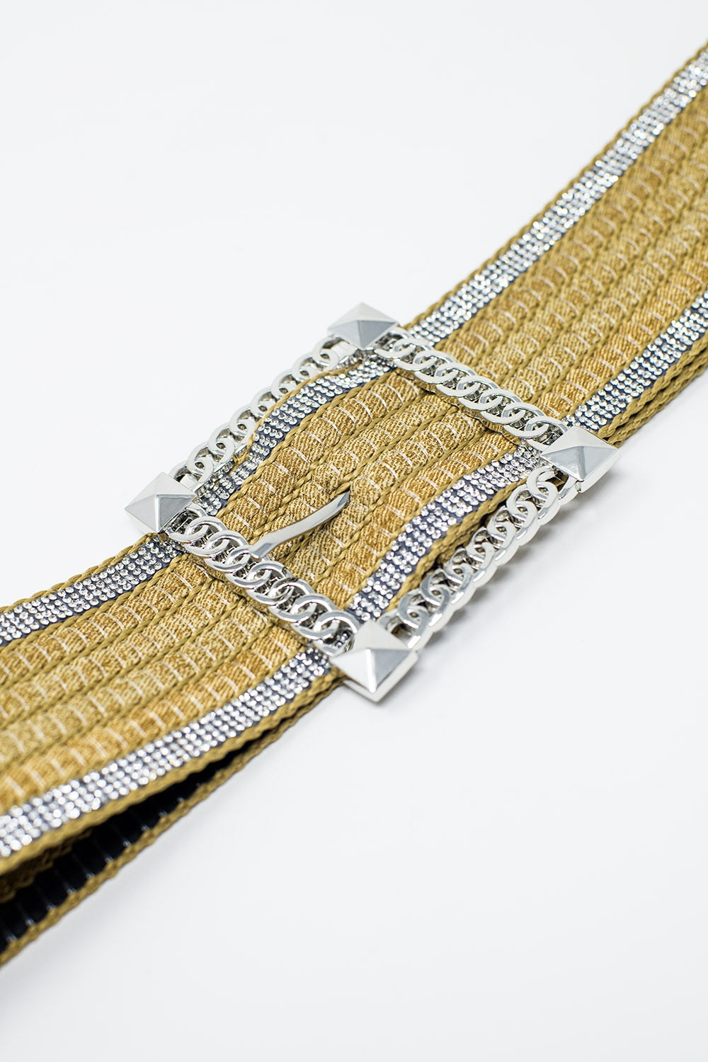 Cinturón ancho de tejido beige con strass en los bordes y gran hebilla cuadrada plateada