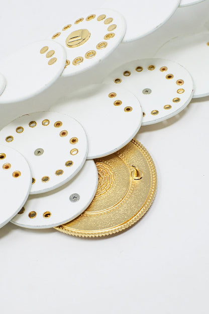 Cinturón de piel blanca con hebilla redonda de strass blanco y detalles dorados
