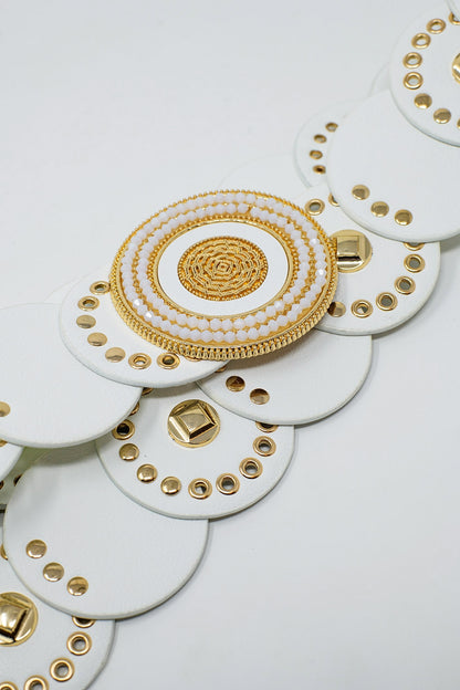 Cinturón de piel blanca con hebilla redonda de strass blanco y detalles dorados