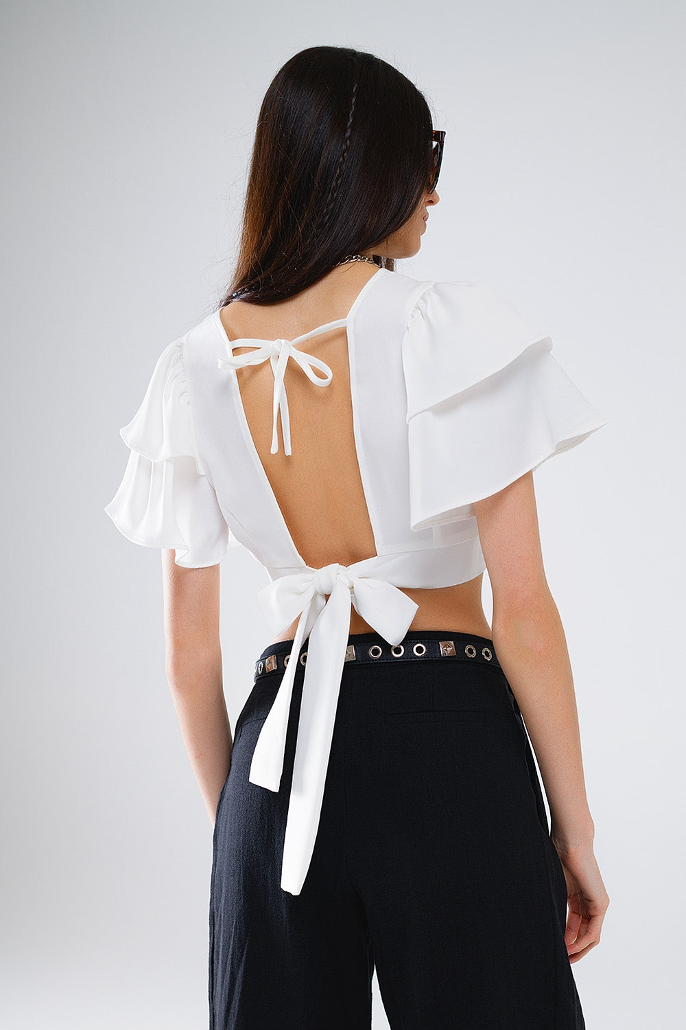 Crop Top Blanco Con Mangas Cortas Y Cuello En V