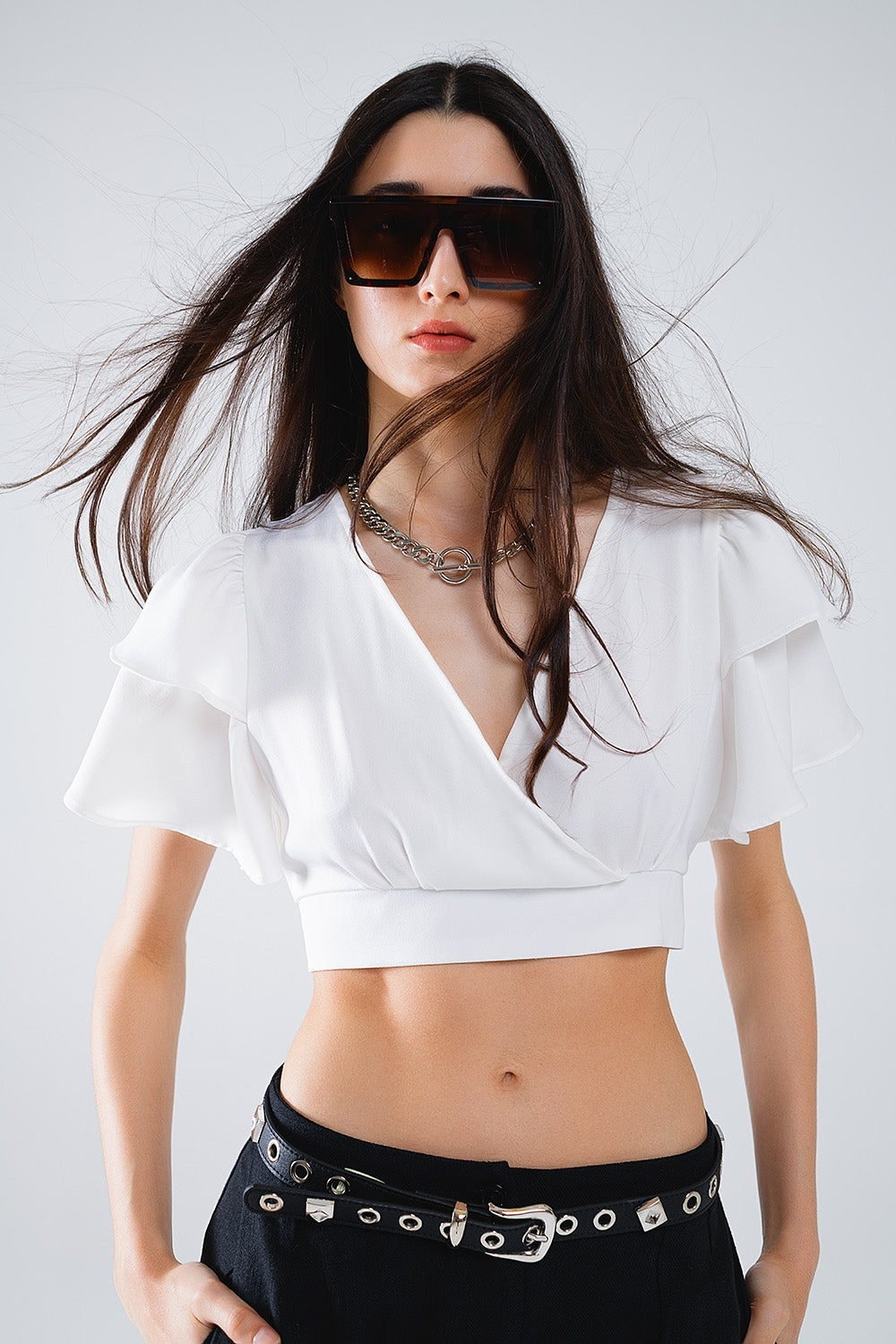 Crop Top Blanco Con Mangas Cortas Y Cuello En V