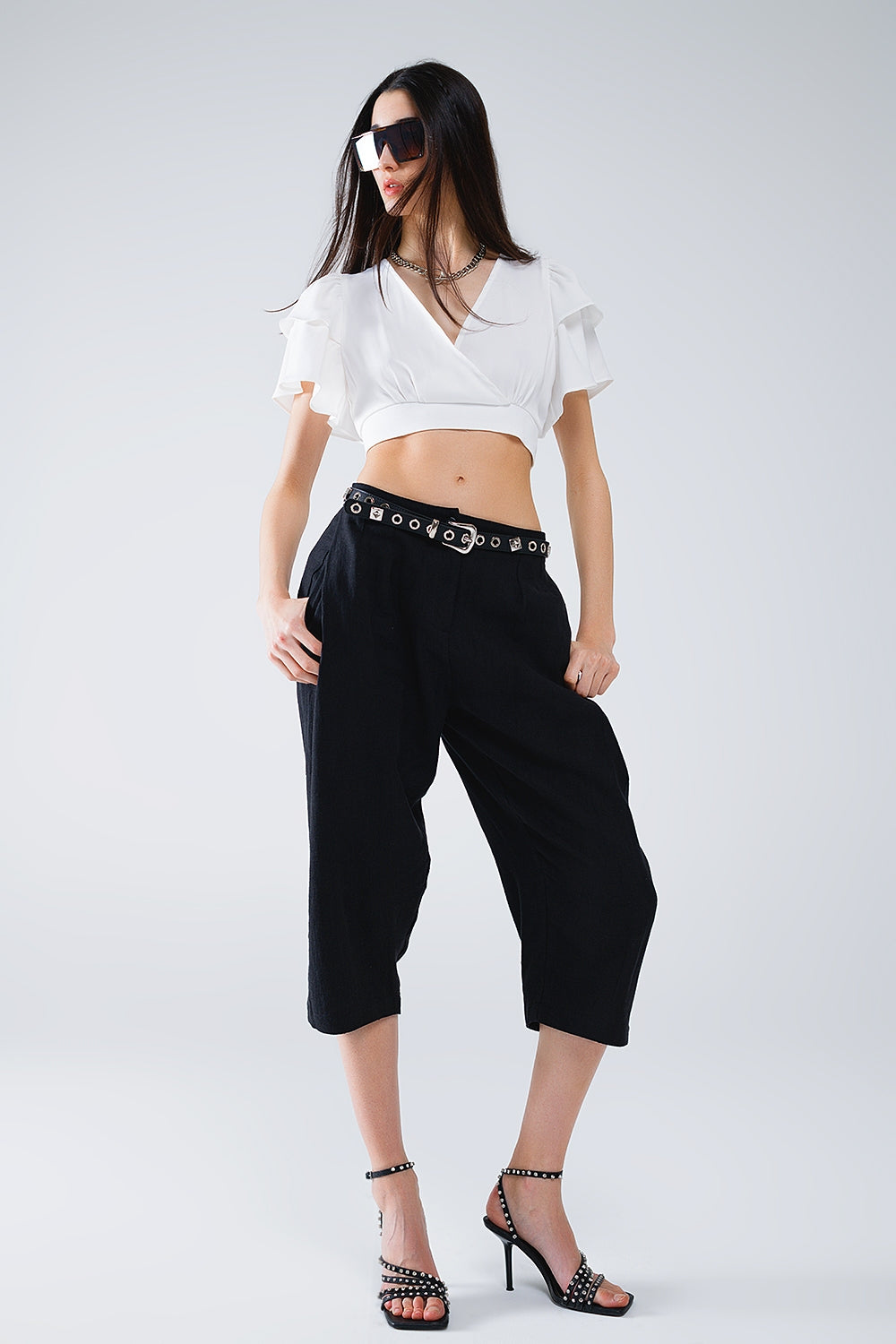 Crop Top Blanco Con Mangas Cortas Y Cuello En V