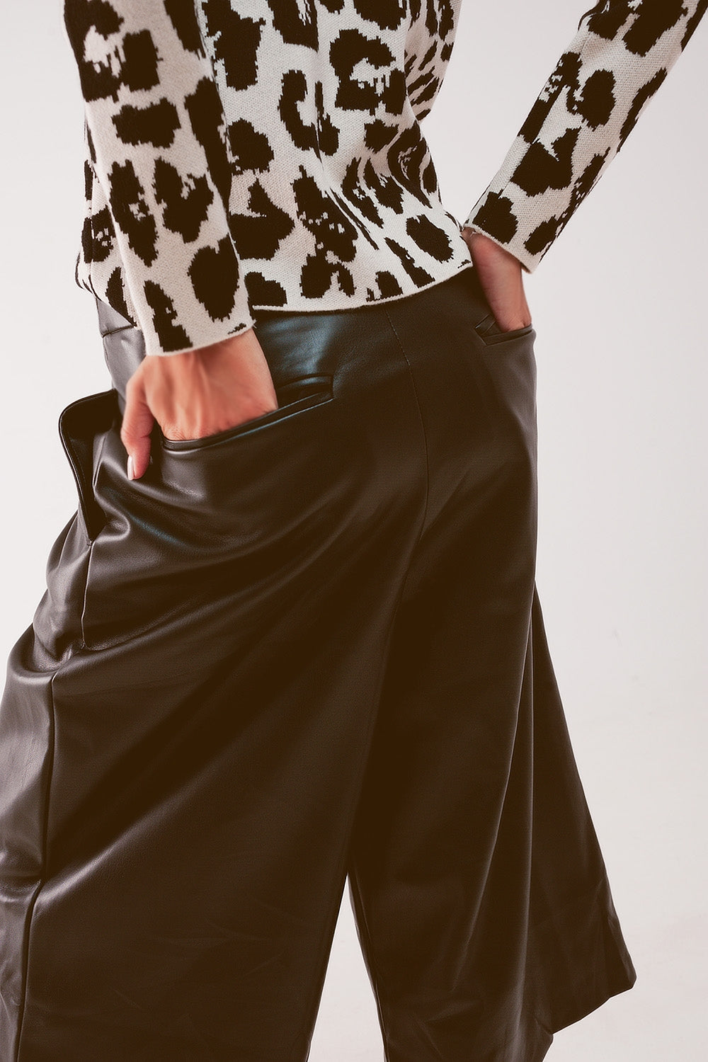 Culotte de pierna ancha en piel sintética en negro