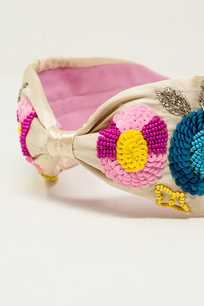 Diadema anudada con adornos florales en color crema