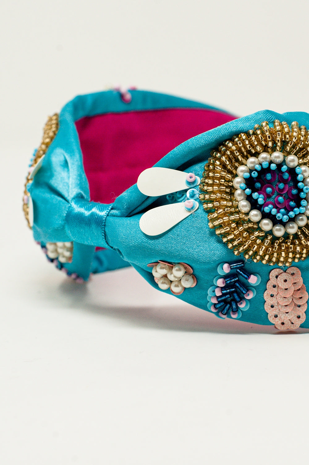Diadema azul con adornos