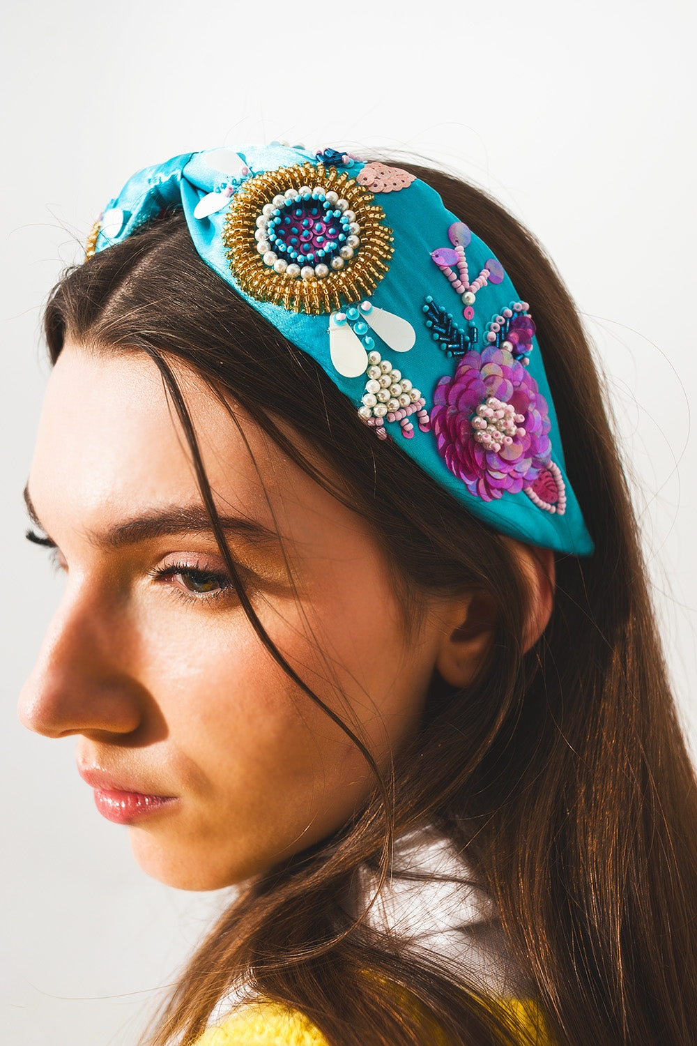 Diadema azul con adornos