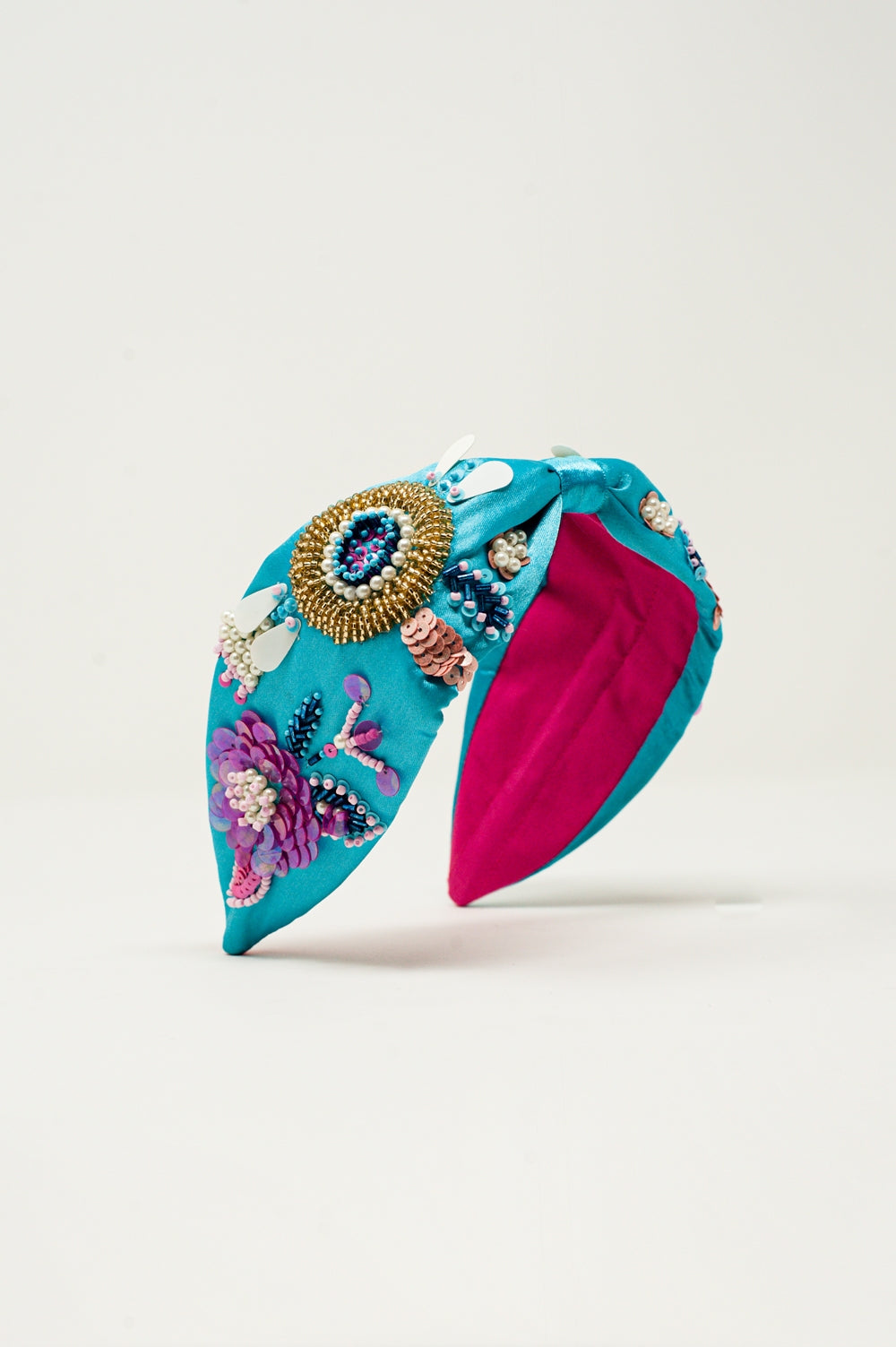 Diadema azul con adornos