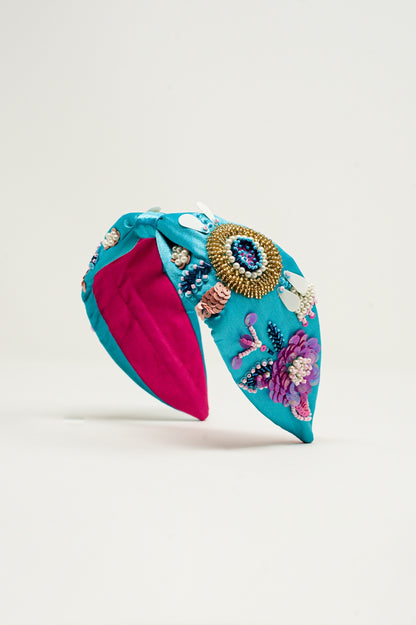 Diadema azul con adornos