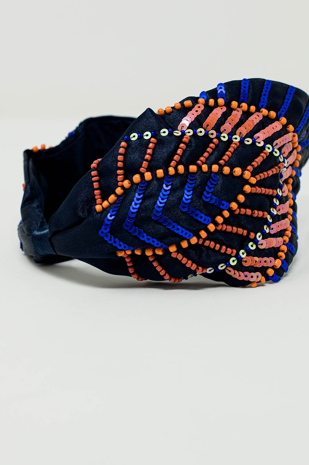 Diadema azul marino con adornos de lentejuelas y pedrería
