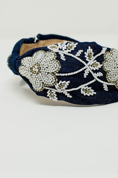 Diadema azul marino con grandes flores bordadas en blanco