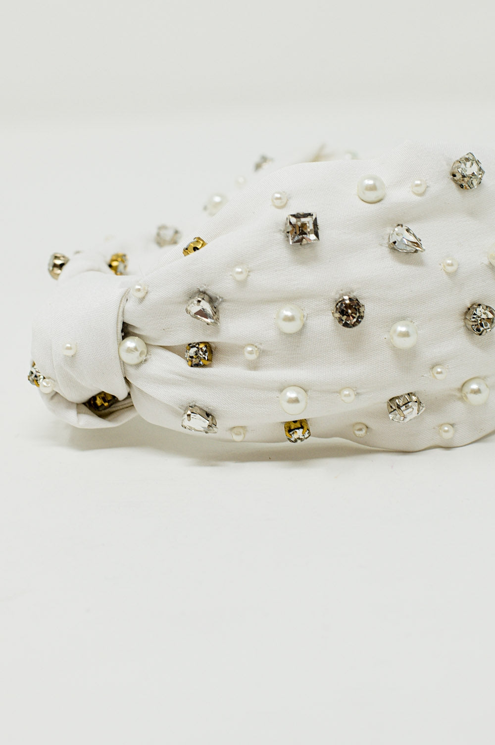 Diadema blanca con perlas y strass decorativos