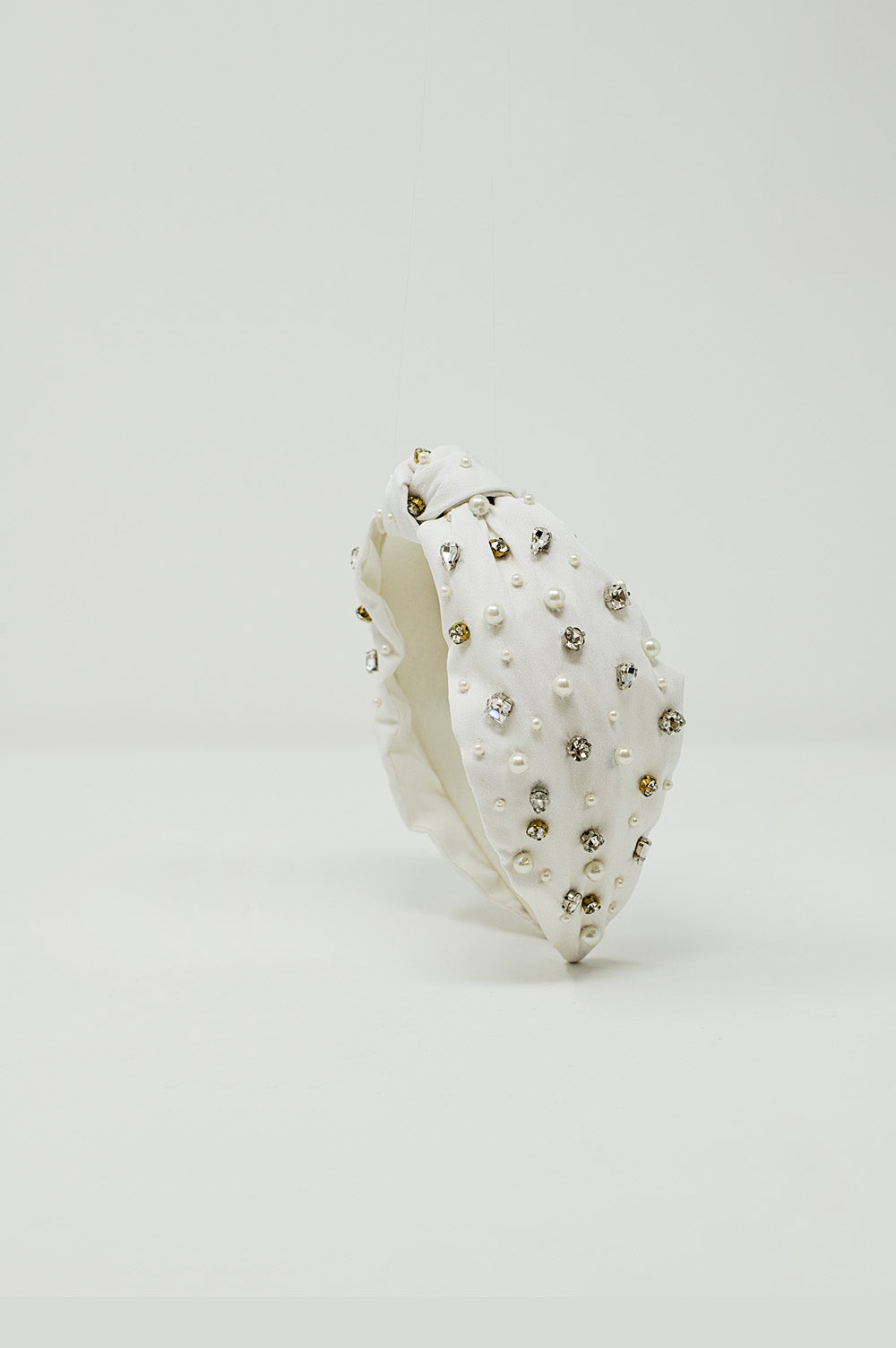 Diadema blanca con perlas y strass decorativos