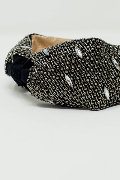 Diadema con decoraciones de cuentas metálicas y ornamentos de cristal