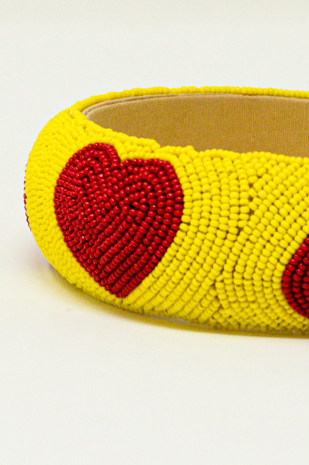 Diadema de cuentas con detalles de corazón en amarillo