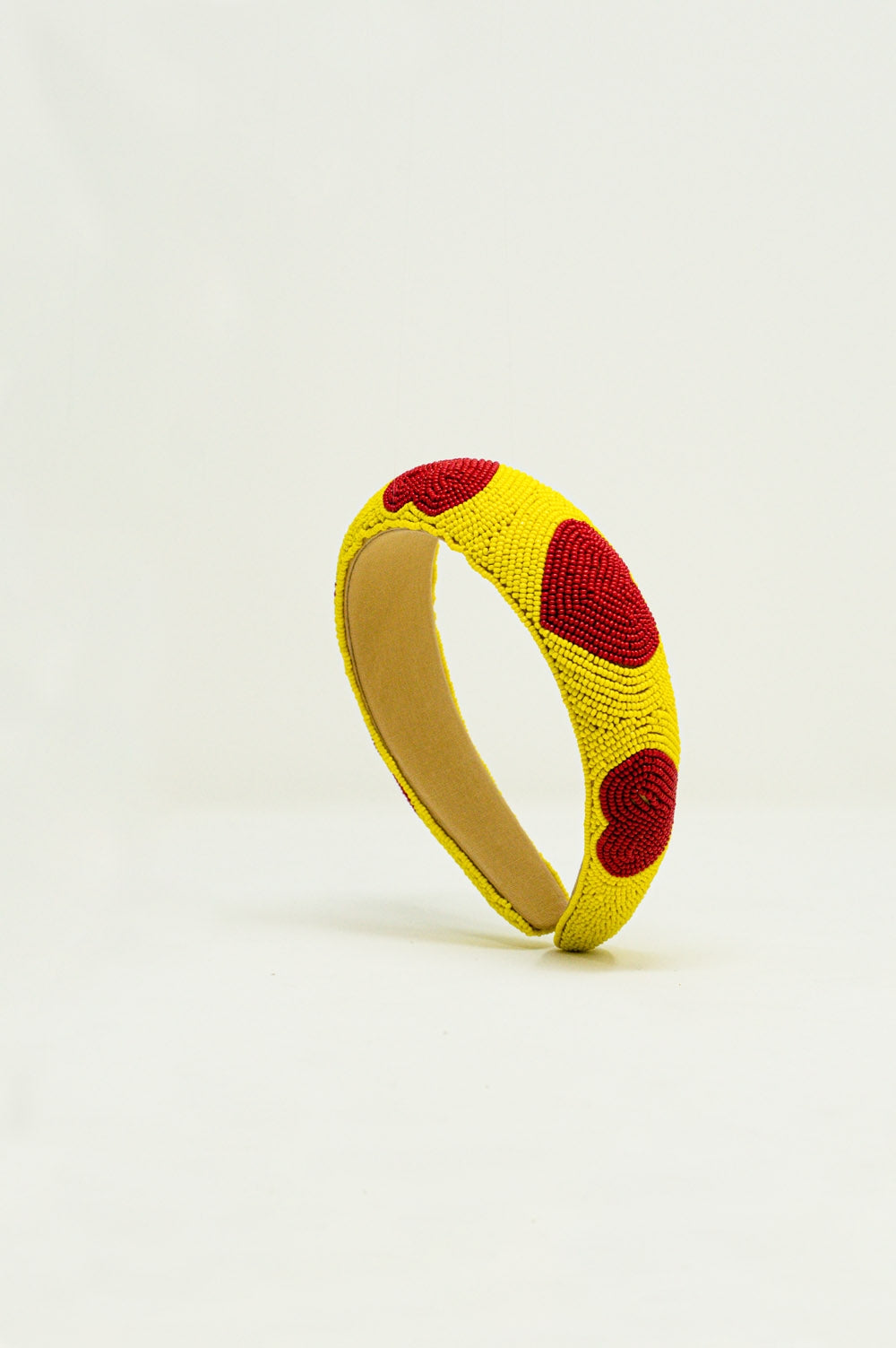 Diadema de cuentas con detalles de corazón en amarillo