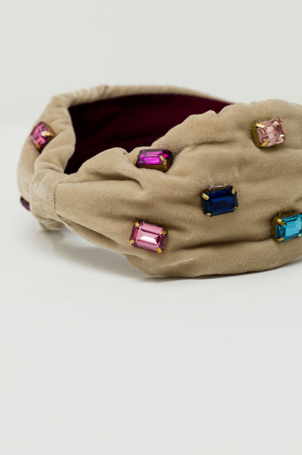 Diadema de terciopelo beige con adornos de pedrería
