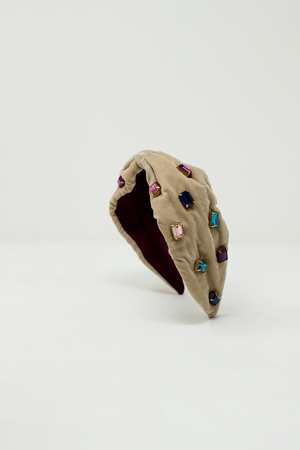 Diadema de terciopelo beige con adornos de pedrería