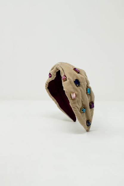 Diadema de terciopelo beige con adornos de pedrería