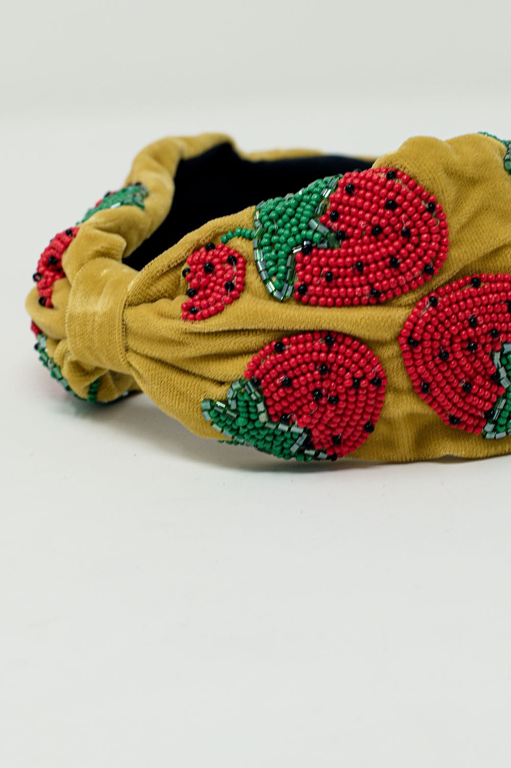 Diadema de terciopelo con adornos en forma de perlas en forma de fresa