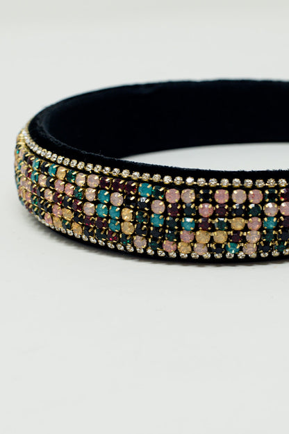 Diadema de terciopelo con detalles de pedrería.