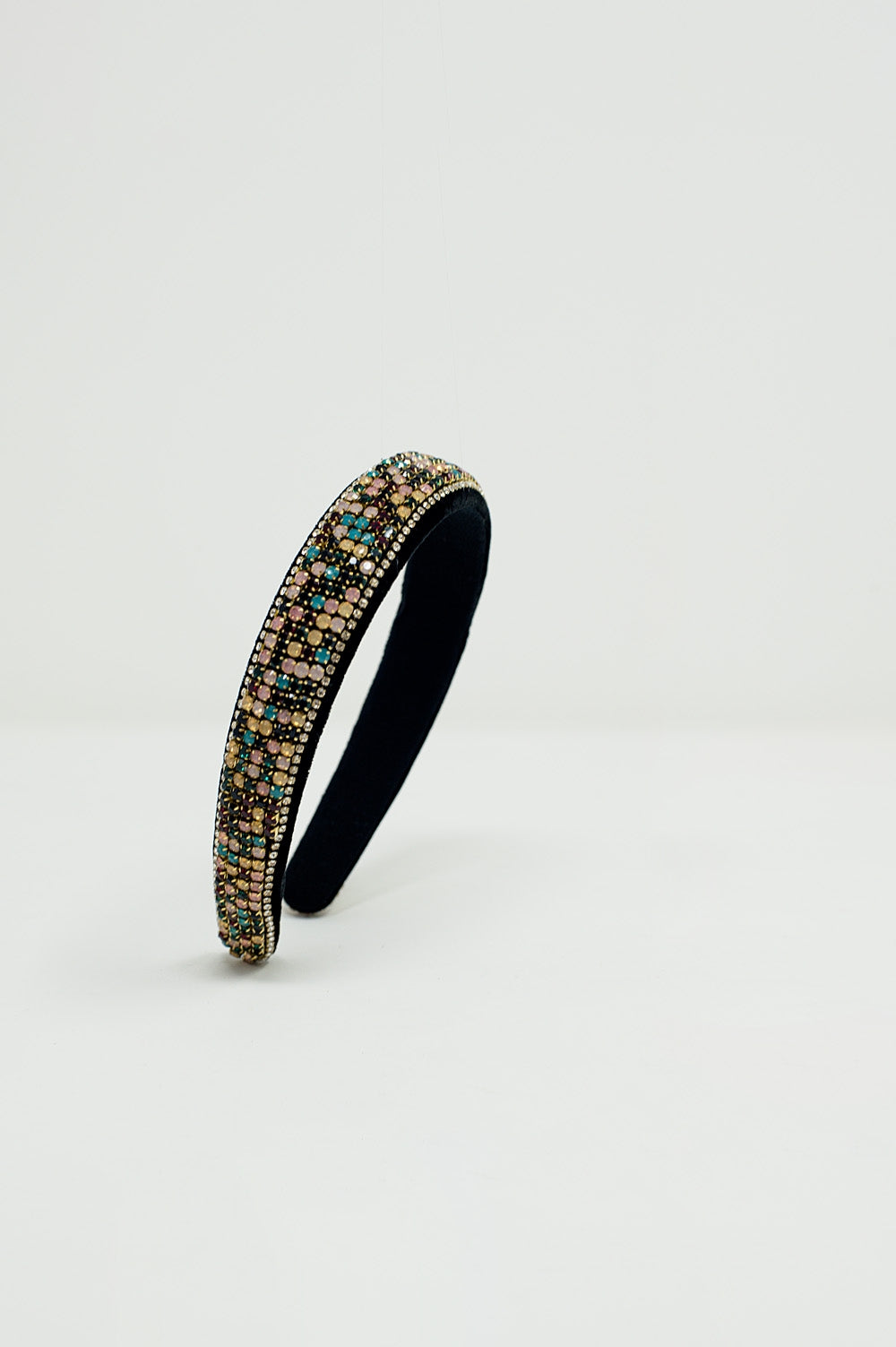 Diadema de terciopelo con detalles de pedrería.