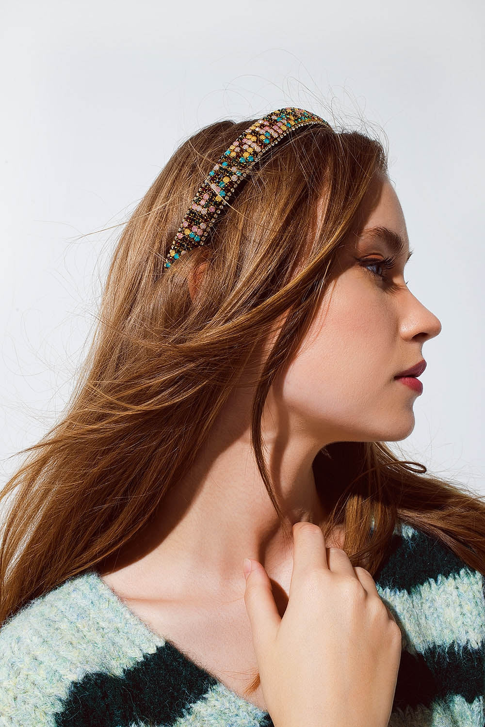 Diadema de terciopelo con detalles de pedrería.